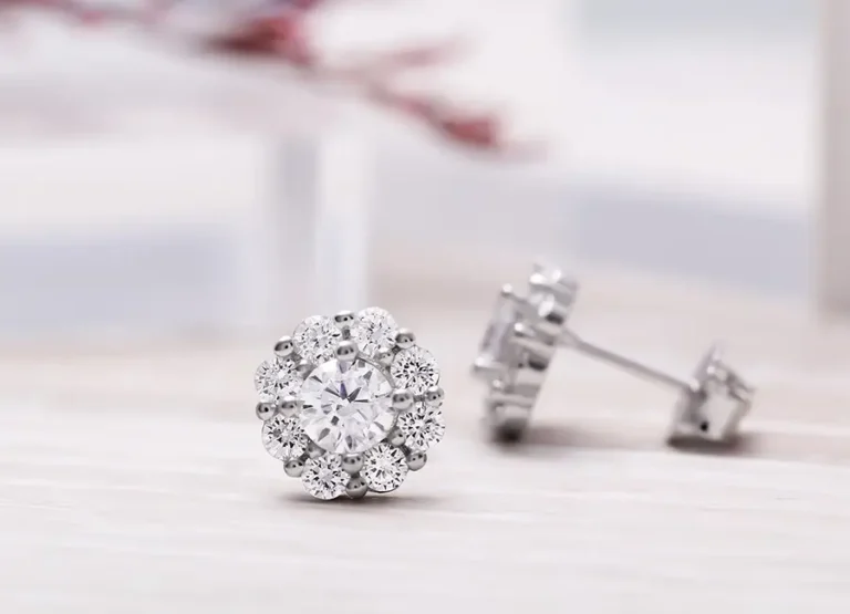 Đôi bông tai bạc cổ điển lấp lánh