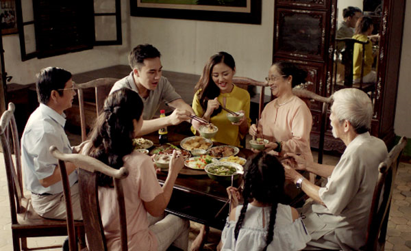 Bữa cơm gia đình ấm cúng thể hiện Nhân Hòa.