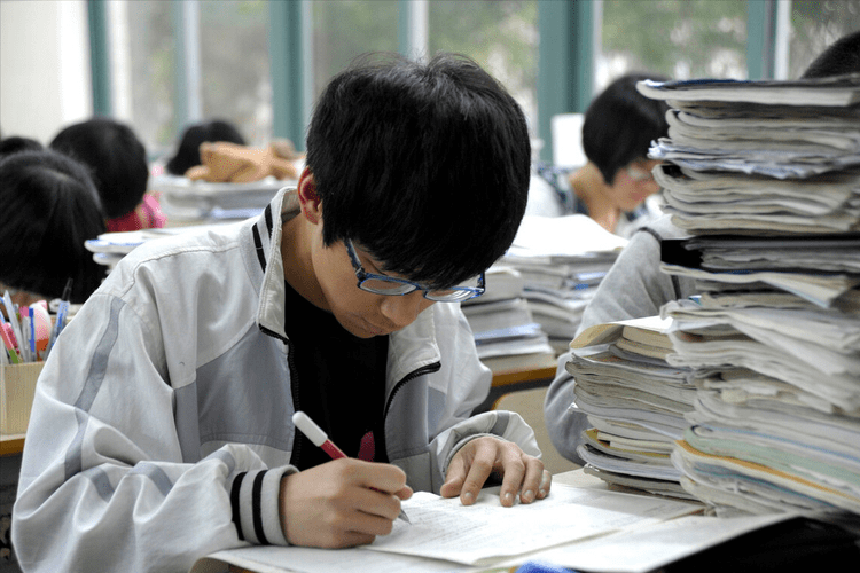 Giải Mã Giấc Mơ Thấy Đi Học: Điềm Báo & Hướng Hóa Giải An Tâm 5 Người trẻ nỗ lực học tập và làm việc.