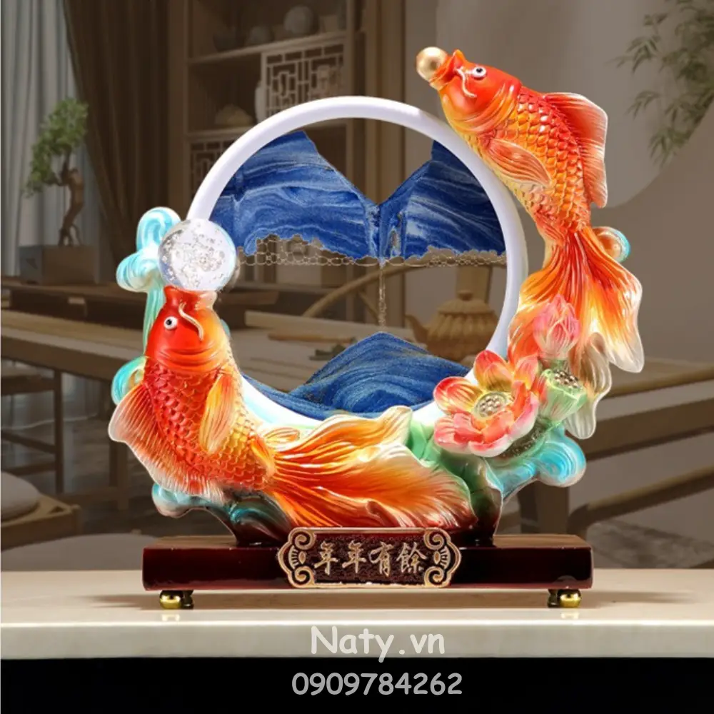 Tượng 9 cá chép phong thủy trên bàn làm việc.