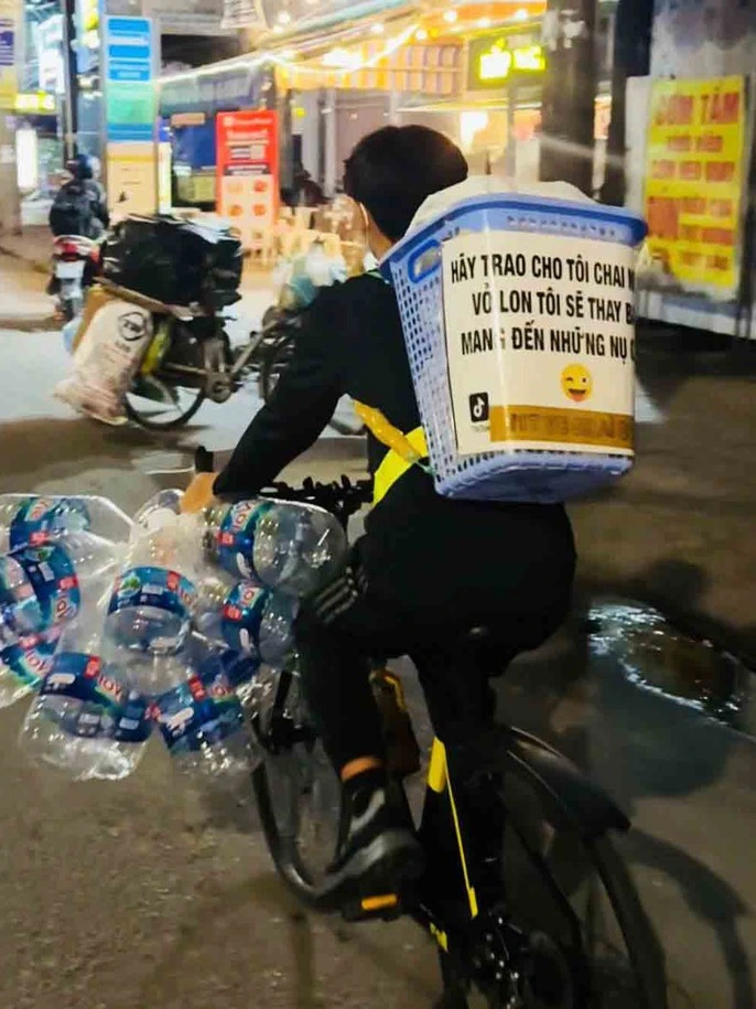 Người nhặt ve chai suy tư giữa phố.