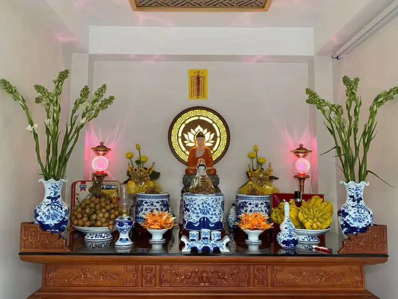 Bàn thờ gia tiên, vật phẩm phong thủy: Bình an, tâm linh.