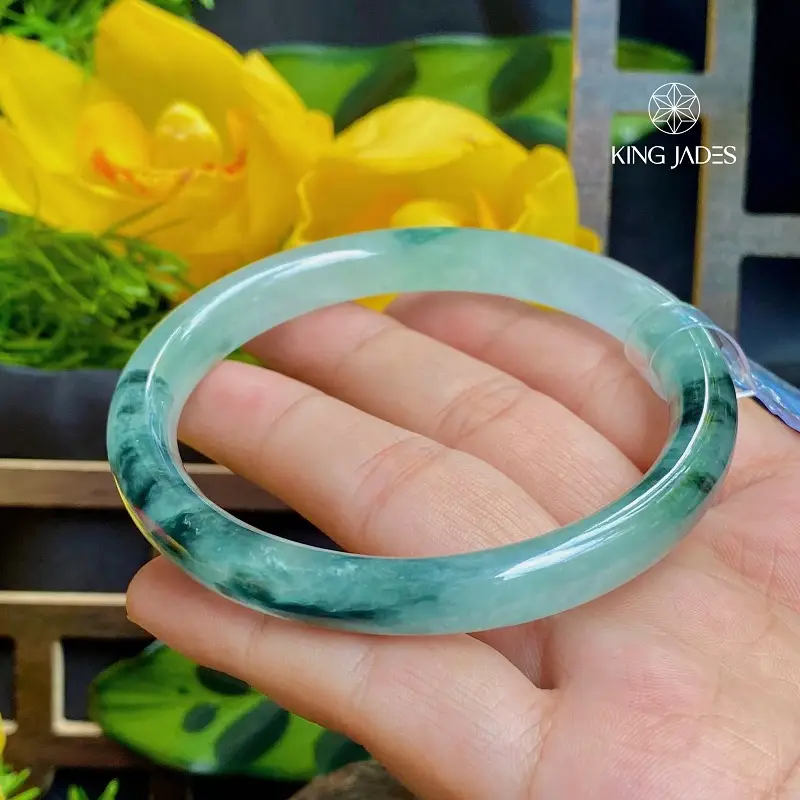 Lau chùi, bảo quản vòng ngọc trong hộp.