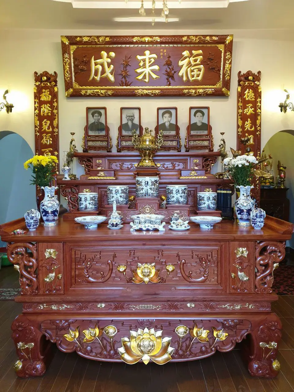 Bàn thờ tâm linh yên bình: Nến, hoa, sách cổ.