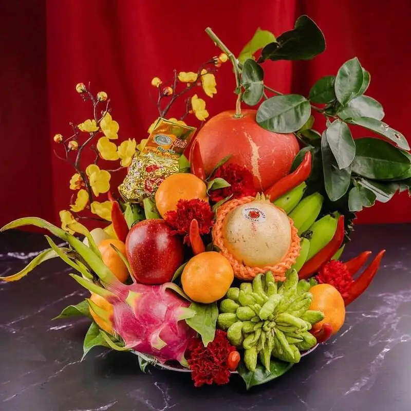 Mâm Ngũ Quả Miền Bắc: Hướng Dẫn Bố Cục Chuẩn Mực Và Ý Nghĩa Sâu Sắc 7 Mâm ngũ quả miền Bắc trang trọng trên bàn thờ.