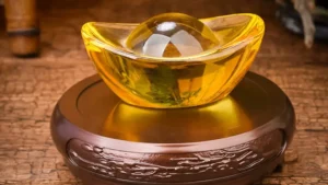 Thỏi vàng trong tay: Tài lộc, thịnh vượng.