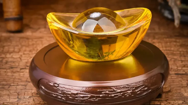 Thỏi vàng trong tay: Tài lộc, thịnh vượng.