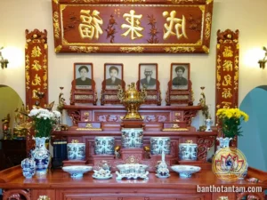 Bàn thờ gia tiên thanh tịnh, bài trí chuẩn mực.