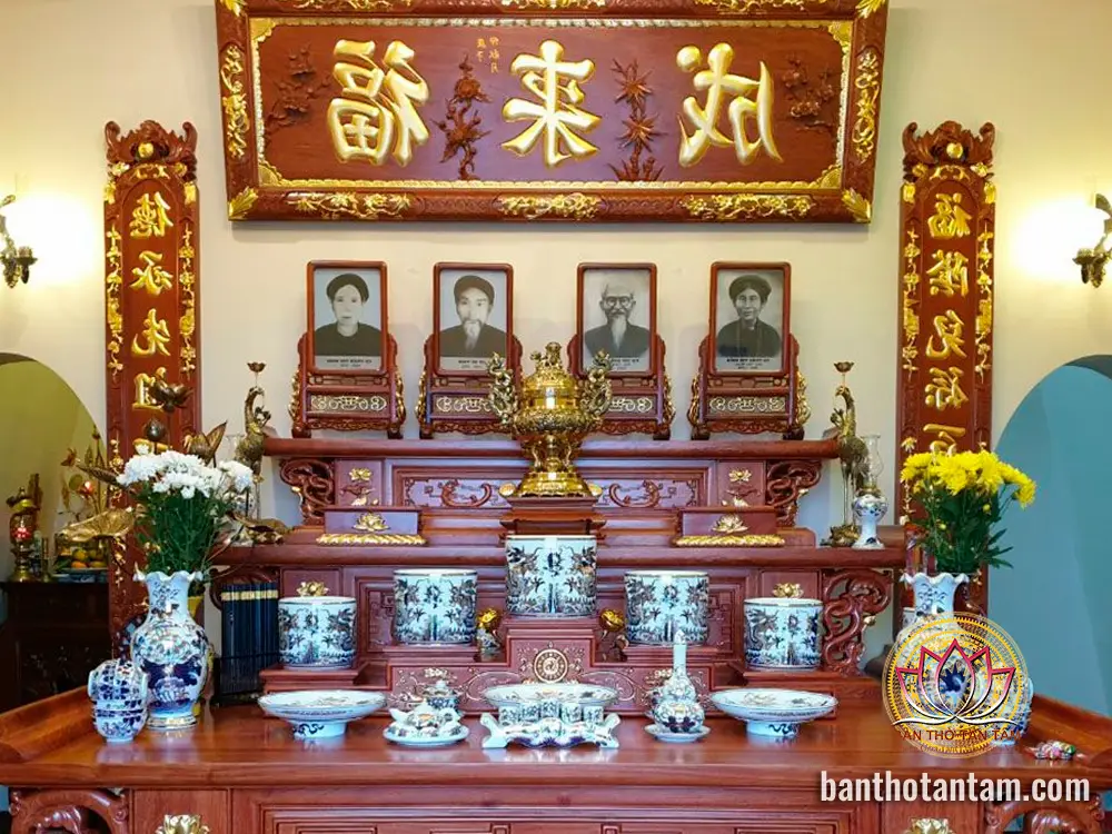 Bàn thờ gia tiên thanh tịnh, bài trí chuẩn mực.