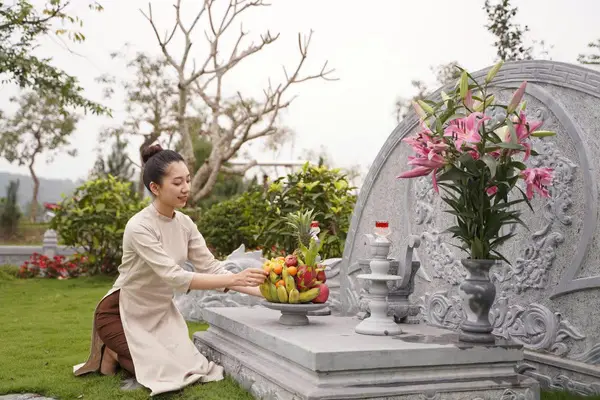 Nằm mơ thấy mồ mả: Giải mã điềm báo và cách hóa giải an lành 7 Thắp hương tưởng nhớ tại mộ phần được chăm sóc.