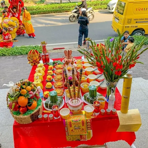 Cúng khai trương trang trọng, nghi thức truyền thống.
