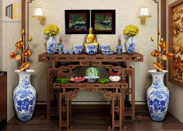 Gia đình quây quần bên bàn thờ, đèn dầu ấm.