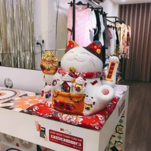 Mèo Thần Tài Tam Sắc Trên Quầy Thu Ngân