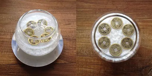 Hóa Giải Nhà Vệ Sinh Bằng Muối Hột: Cẩm Nang Chính Phái Toàn Diện 6 Bát muối hột, tiền xu cổ: Biểu tượng tài lộc.