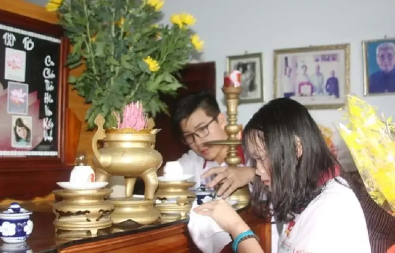 Hướng Dẫn Bao Sái Bàn Thờ Tháng Cô Hồn Chuẩn Chỉ, Tâm An Lạc 7 Lau dọn, sắp xếp vật phẩm thờ cúng bàn thờ.