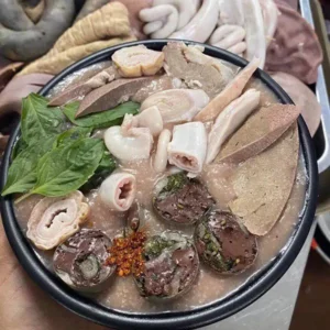 Cháo lòng nóng hổi, thơm ngon, ấm cúng.