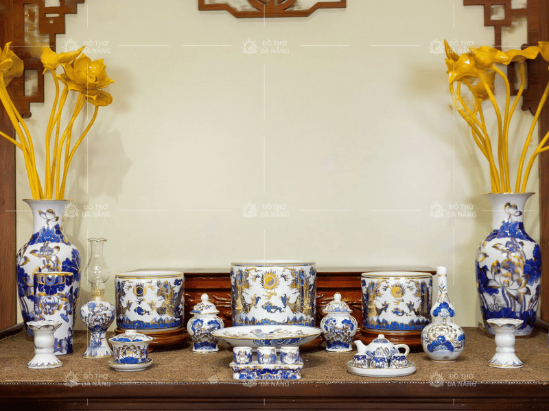 Bàn thờ gia tiên, ánh đèn dầu dịu dàng.