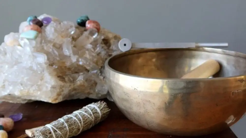 Giải Đáp: Vòng Thạch Anh Hồng Hợp Mệnh Gì Để Thu Hút May Mắn? 9 Bộ dụng cụ thanh tẩy đá quý