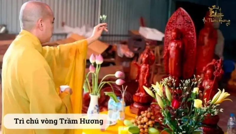 Sư thầy trì chú chỉ đỏ với hương nến.