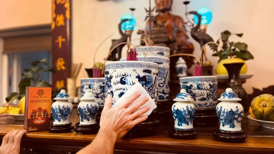 Dọn dẹp bàn thờ sạch đẹp, trang nghiêm.