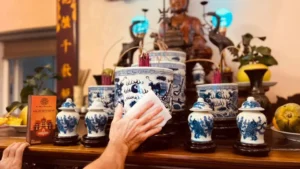 Vật dụng chuẩn bị lau dọn bàn thờ.