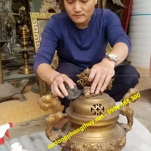 Nghi Thức Và Bố Trí Bộ Ngũ Sự Đồng Chuẩn Mực Gia Tiên 7 Cách vệ sinh đồ đồng cẩn thận