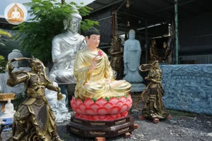 Tay đặt mảnh tượng Phật vỡ vào khăn.