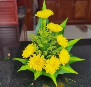 Bình cúc vàng rực rỡ bàn thờ gia tiên