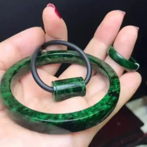 Hình ảnh vòng tay phong thủy màu xanh lá hoặc xanh dương cho tuổi Quý Mùi 2003