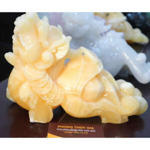 Cận cảnh Tỳ Hưu thạch anh vàng tự nhiên vân đẹp.