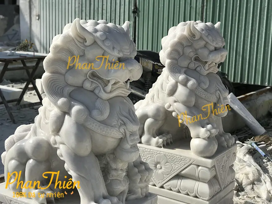 Kỳ Lân Đá Quý Chính Hãng: Chìa Khóa Hóa Giải Phong Thủy, Thu Hút Tài Lộc Và Bình An Vững Chãi 4 Cặp Kỳ Lân đá quý chạm khắc tinh xảo trên đôn gỗ.