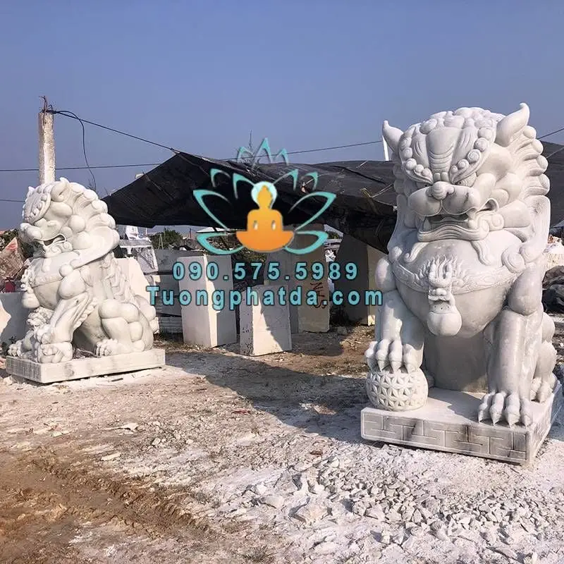 Giải Mã Sức Mạnh Của Kỳ Lân Đôi Trấn Cửa: Từ Lý Thuyết Đến Thực Hành Phong Thủy Chuyên Sâu 4 Cặp Kỳ Lân đá trấn giữ cửa chính.