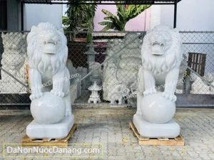 Cặp sư tử đá cổng: Quả cầu, sư tử con.
