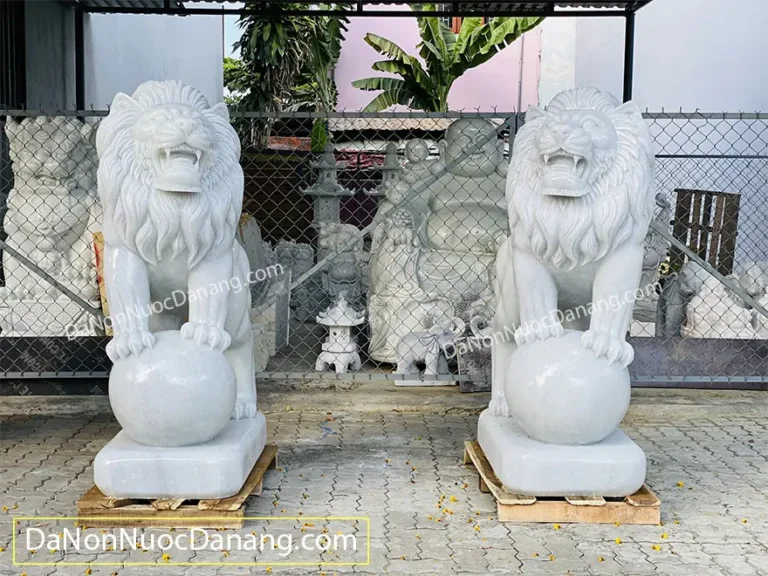 Cặp sư tử đá cổng: Quả cầu, sư tử con.