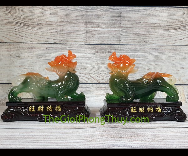 Cặp Tỳ Hưu đá phong thủy trên đôn gỗ