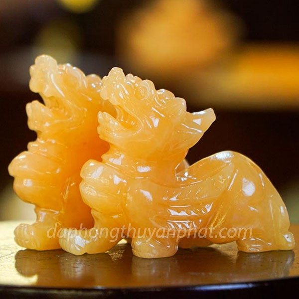 Cặp Tỳ Hưu đá thạch anh vàng phong thủy kệ gỗ.