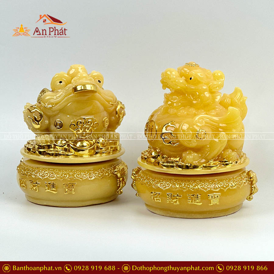 Cặp Tỳ Hưu đá thạch anh vàng trên đôn gỗ.