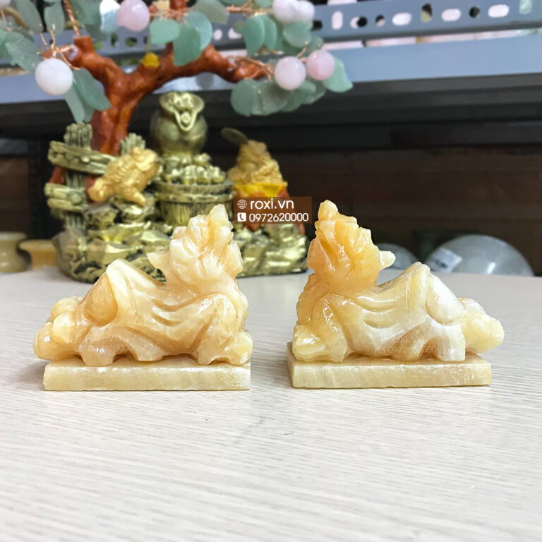 Tỳ Hưu cho Người Ăn Chay: Giải Mã Từ Bi & Tài Lộc Trong Phong Thủy Chính Phái 1 Cặp Tỳ Hưu ngọc bích trên bàn thờ, kệ sách.