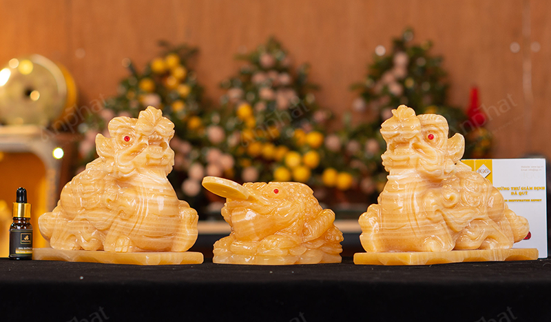 Cặp Tỳ Hưu vàng đá quý trên bàn thờ Thần Tài