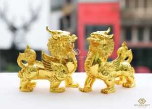 Cặp Tỳ Hưu vàng oai phong, chạm khắc chi tiết.