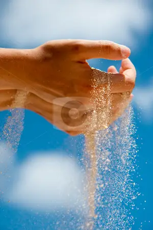 Mất mát: Bàn tay trống rỗng, vàng rơi.