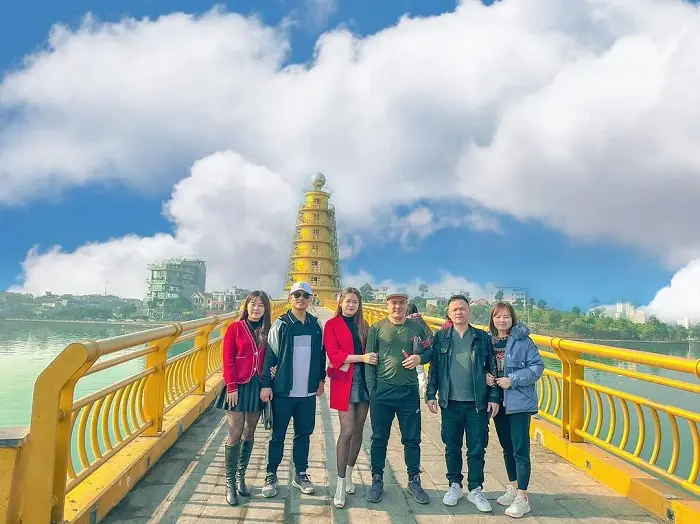 Người đi bộ trên cầu vững chắc, nắng vàng.