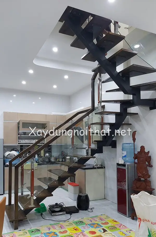 Cầu thang xương cá bậc hở, thoáng khí hiện đại.