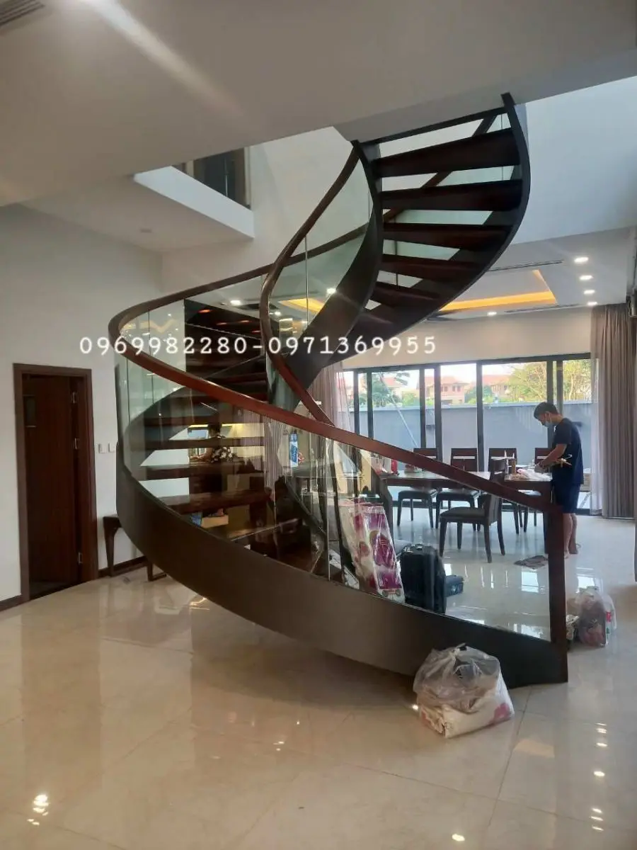 Cầu thang xoắn ốc đối diện bàn thờ