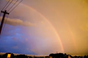 Cầu vồng rực rỡ sau mưa tuyệt đẹp.