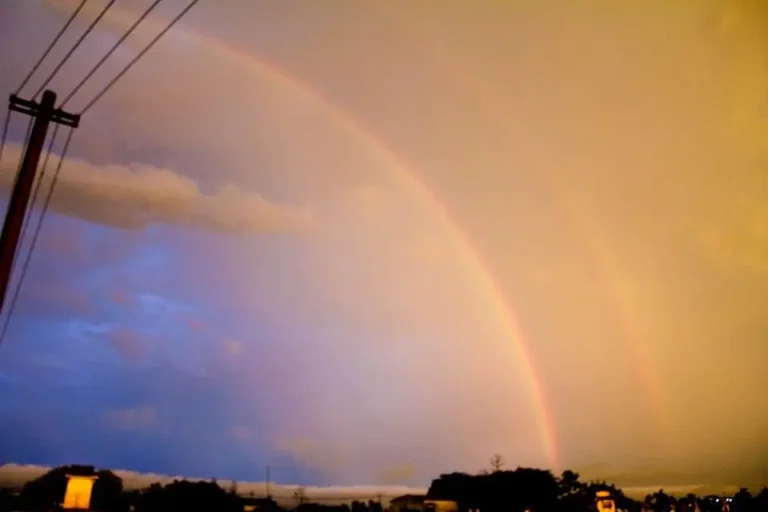 Giải Mã Giấc Mơ Thấy Cầu Vồng Sau Mưa: Điềm Báo Gì? 2 Cầu vồng rực rỡ sau mưa tuyệt đẹp.
