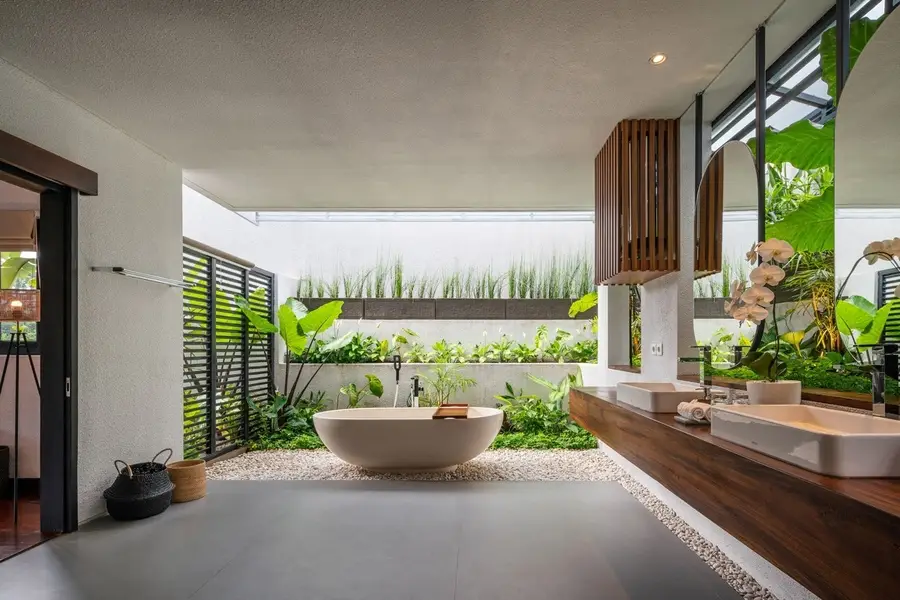 Hóa giải nhà vệ sinh phạm tài lộc: Cẩm nang chuyên sâu toàn diện 7 Phòng tắm hiện đại, sạch sáng, cây xanh, cửa sổ.