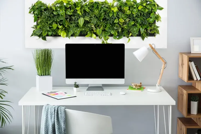 Bàn làm việc phong thủy Rồng, cây xanh.