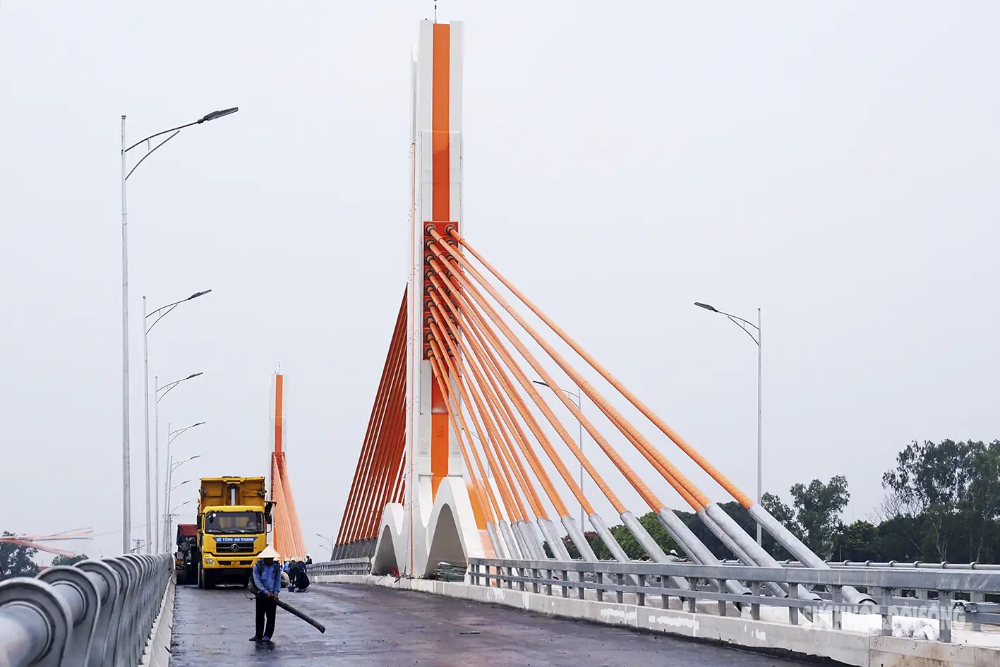 Cầu bắc qua nước êm đềm, biểu tượng cân bằng.