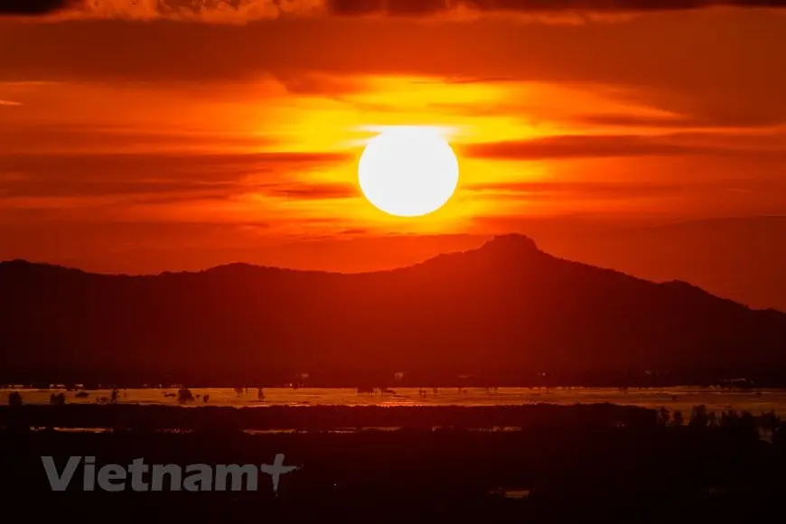 Núi cao hoàng hôn rực rỡ mây trời biến ảo